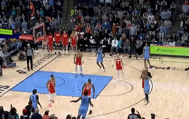 直播平台-最后时刻莫兰特运球脱手超远三分强投不中，没能完成绝杀
